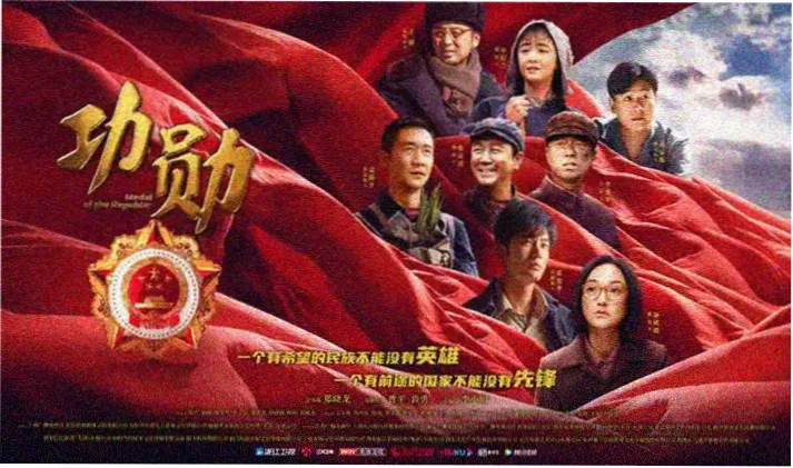 低照度夜市摊位灯串下的放映线横图